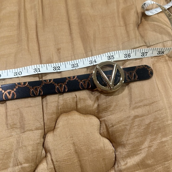 Valentino by Mario Valentino gold logo leather belt in excellent condition. - Picture 4 of 6